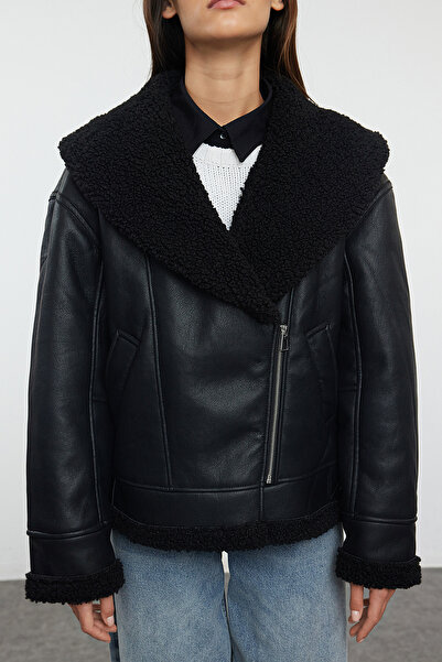 Trendyol Collection Černá Regular Fit Plyšová detailní motorkářská bunda z umělé kůže TWOAW25MO00037