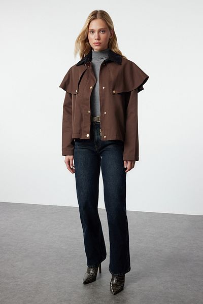 Trendyol Collection Brauner übergroßer Jackenmantel – Umhang mit Schulter- und Kragendetail