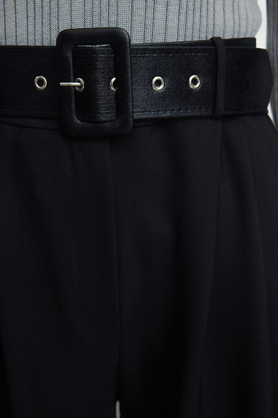 Trendyol Collection Široké kalhoty s černým páskem - TWOAW25PL00022