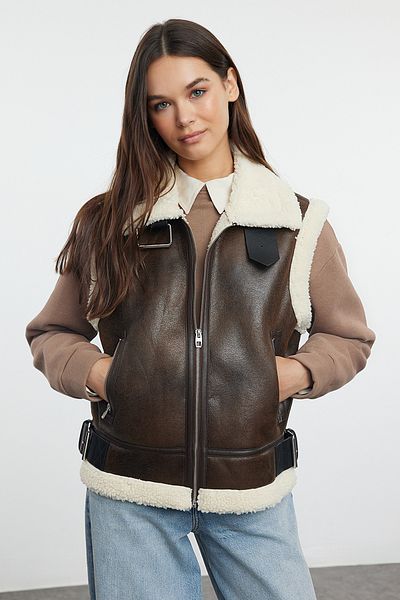 Trendyol Collection Тъмнокафяв оувърсайз велурена жилетка с плюш и детайли TWOAW25YE00007