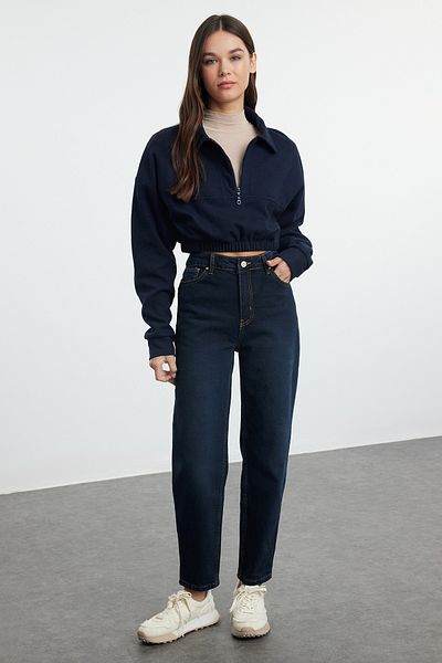 Trendyol Collection Magas derekú Sötétkék Slim Mom Jeans – Fenntarthatóbb TWOAW25JE00078