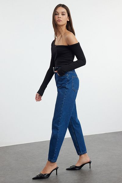 Trendyol Collection Indigoblaue Mom-Jeans mit hoher Taille TWOSS20JE0108