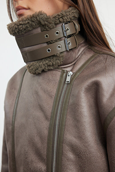 Trendyol Collection Norkový obyčejný límec s detailem pásku Plyšová semišová motorkářská bunda Kabáty TWOAW25MO00011