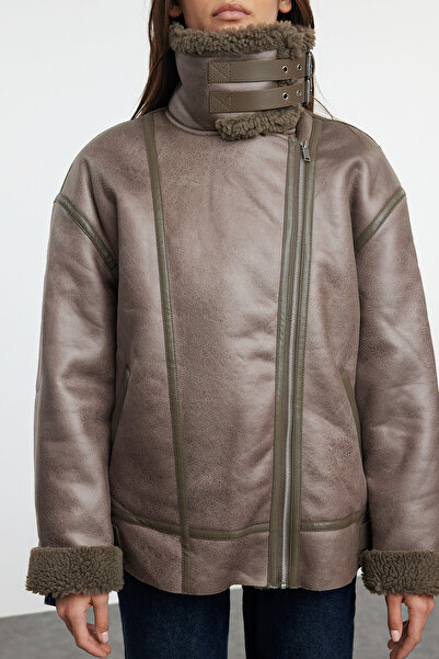 Trendyol Collection Norkový obyčejný límec s detailem pásku Plyšová semišová motorkářská bunda Kabáty TWOAW25MO00011