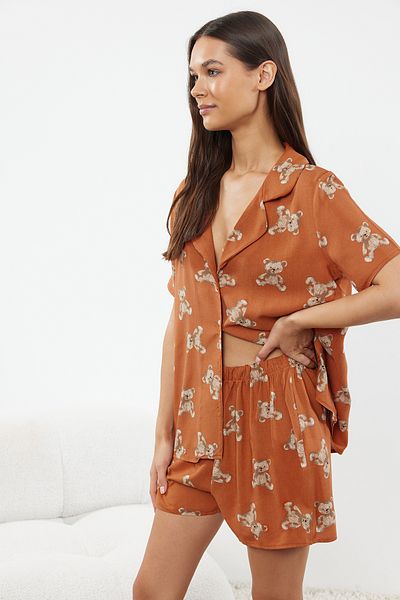 Trendyol Collection Komplet piżamy z nadrukiem misia cynamonowego i szortami z wiskozy Thmss24Pt00067