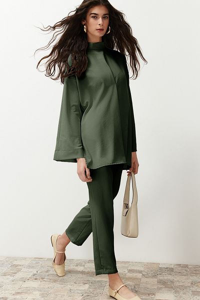 Trendyol Modest Khakifarbenes, gewebtes Oberteil-Set – Kragendetail TCTSS24US00055