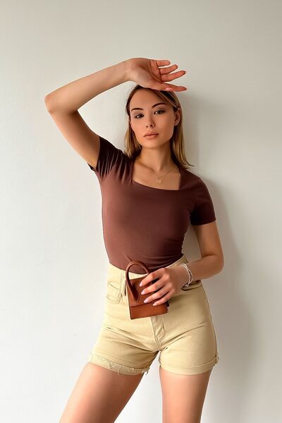 LACHT Γυναικεία κοντομάνικη μπλούζα βισκόζης με τετράγωνο λαιμό Bitter Brown