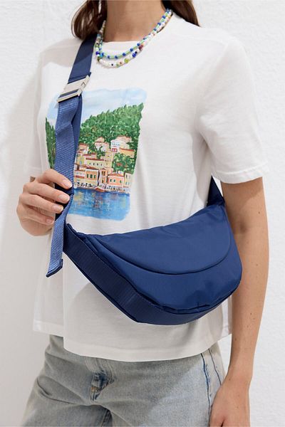 Manuka Crossbody kabelka Lexa s kovovou přezkou, tmavě modrá