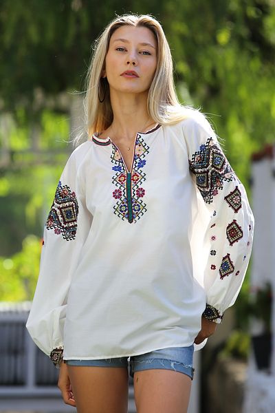Chiccy Λευκή υφαντή casual μπλούζα με μπαλόνι μανίκι και κέντημα - κολάρο