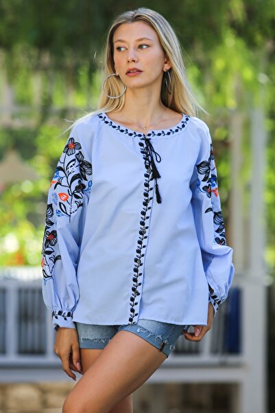 Chiccy Bluză casual țesătă cu broderie albastru deschis - Decolteu cu șalter, guler cu mânecă cu balon