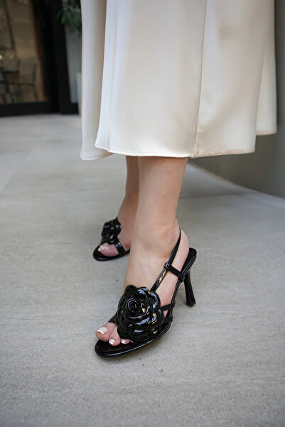 LAMİNTA Lee Siyah Gül Motifli Lastikli Kemer Bağlı Kadın Topuklu Ayakkabı