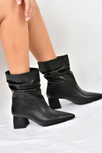 Fox Shoes Černé dámské kozačky na nízkém podpatku L820010509
