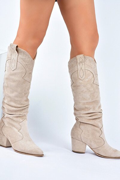 Fox Shoes Béžové semišové dámské boty na nízkém podpatku L296006802