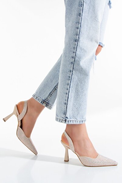 MİKANA MODA حذاء سهرة نسائي بكعب رفيع وأصابع مدببة من حجر الساتان باللون الكريمي