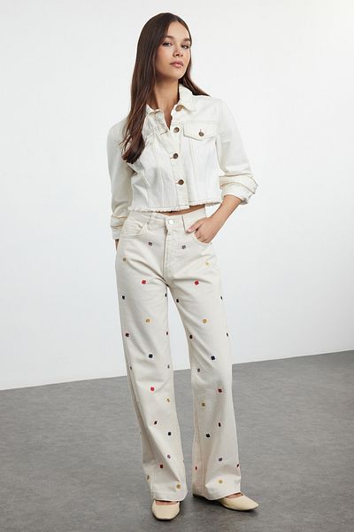 Trendyol Collection Ecrufarbene, bestickte Hose mit weitem Bein und hoher Taille - TWOAW25JE00055