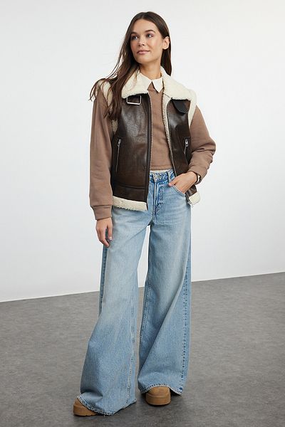 Trendyol Collection Тъмнокафяв оувърсайз велурена жилетка с плюш и детайли TWOAW25YE00007
