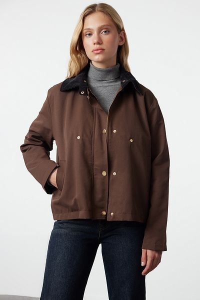 Trendyol Collection Brauner übergroßer Jackenmantel – Umhang mit Schulter- und Kragendetail