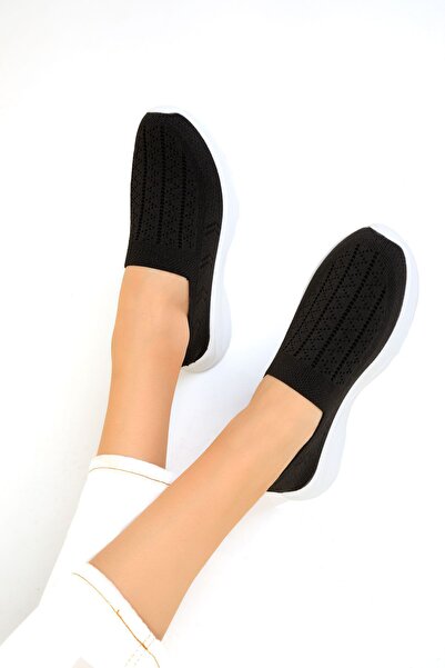 SOHO Černé dámské tenisky model 19448