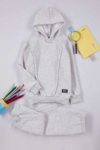 TRENDYOLKIDS Chlapecký bavlněný pletený oblek z šedého melanžového fleece s kapucí - Tkdaw25Au00058