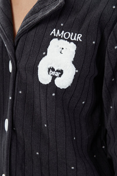 Trendyol Collection Anthrazitfarbenes Polar-Pyjama-Set mit Tiermuster – THMAW24PT00176