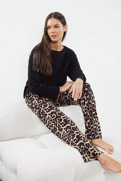 Trendyol Collection Schwarzes gestricktes Pyjama-Set mit Leopardenmuster THMAW25PT00100
