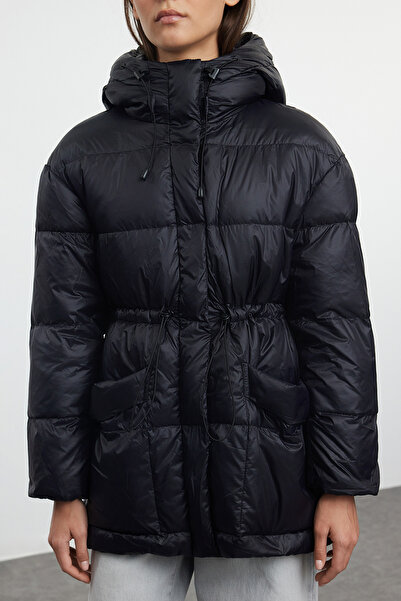 Trendyol Collection Oversize Black Puffer Jacket – s kapucí a husím peřím TWOAW25MO00111