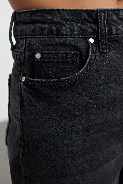Trendyol Collection Antracitové Slim Fit Mom Jeans - normální pas Twoaw25je00113