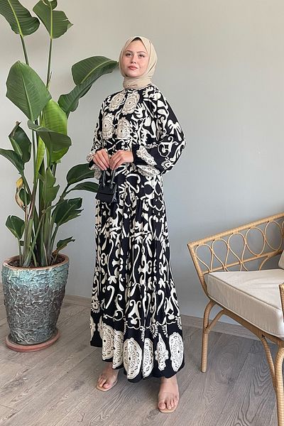 InStyle Černé viskózové šaty - ležérní květinový vzor a zapínání