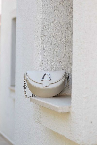 Moom Bag Γυναικεία τσάντα ώμου σε κρεμ χρώμα V πόρπη