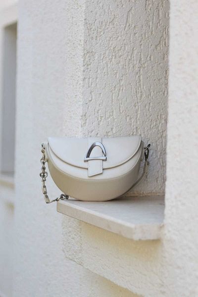 Moom Bag Γυναικεία τσάντα ώμου σε κρεμ χρώμα V πόρπη