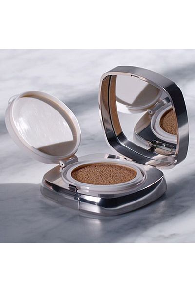 La Mer وسادة رفع مضيئة بعامل حماية من الشمس SPF20 - كريم أساس وردي بورسيلا (24 جم)