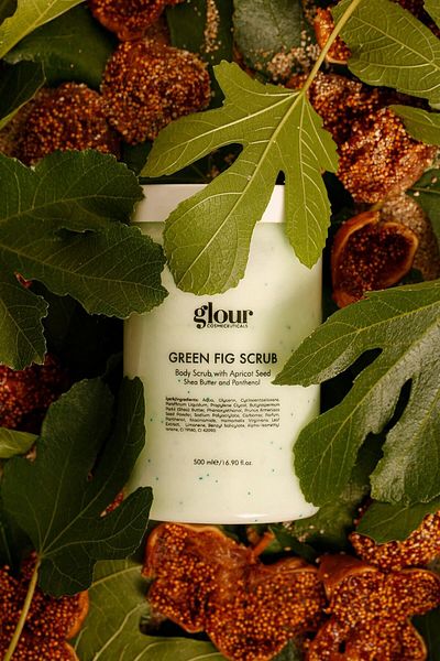 GLOUR Green Fig Scrub 500 ml - | Body Scrub with Fig Extract, Cellulite-Strawberry Leg, Ingrown Hair Removal Peeling