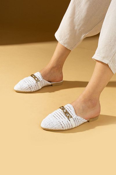 Ege's Shoes شبشب نسائي من الدانتيل الأبيض المطرز بسلسلة ونعل خشبي للاستخدام الخارجي
