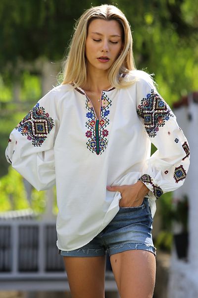 Chiccy Λευκή υφαντή casual μπλούζα με μπαλόνι μανίκι και κέντημα - κολάρο
