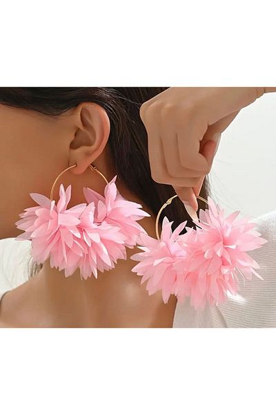 Poison Accessories أقراط دائرية بنمط زهرة وردية ملونة باللون الذهبي