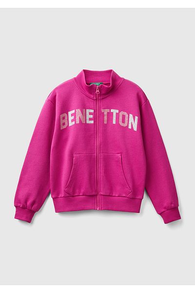 United Colors of Benetton سويت شيرت فوشيا بياقة عالية للفتيات - طباعة شعار لامع، جيب بسحاب
