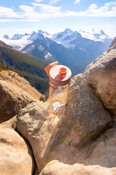 YDGR Cool Shaker Drinker - 630 ml, Rotatable Lid, with Finger Strap