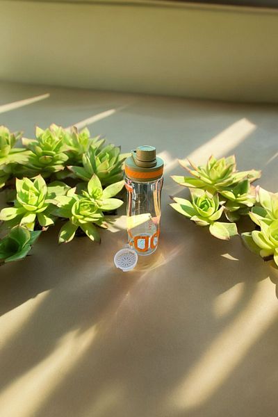 YDGR Cool Shaker Drinker - 630 ml, Rotatable Lid, with Finger Strap