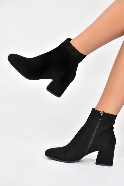 Fox Shoes Černé semišové dámské boty na silném podpatku L251089302