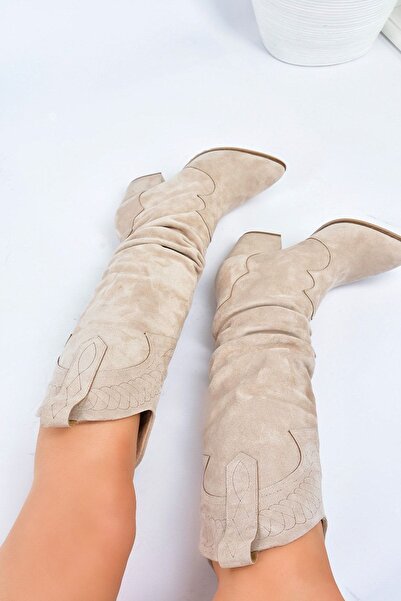 Fox Shoes Béžové semišové dámské boty na nízkém podpatku L296006802