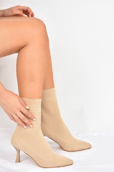 Fox Shoes Μπεζ πλεκτά γυναικείες μπότες με λεπτό τακούνι L799593257