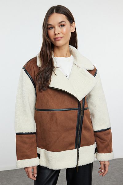 Trendyol Collection Hnědá Regular Fit Plyšový detailní páskový motorkářský kabát TWOAW25MO00049