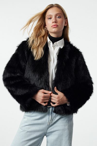 Trendyol Collection Černý oversize kožich Twoaw25Mo00133