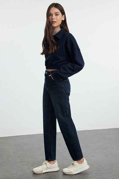 Trendyol Collection Magas derekú Sötétkék Slim Mom Jeans – Fenntarthatóbb TWOAW25JE00078