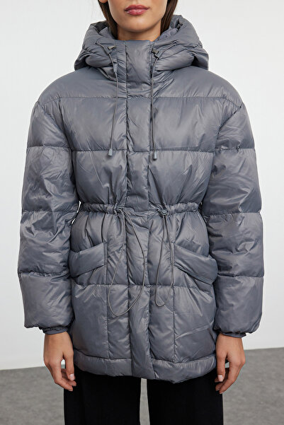 Trendyol Collection Oversize bunda z šedého husího peří – s kapucí TWOAW25MO00111