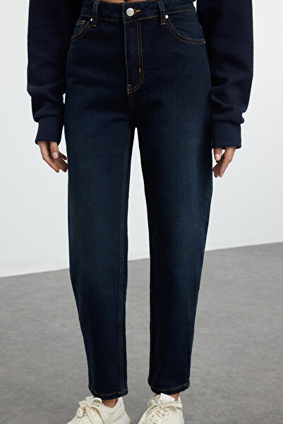 Trendyol Collection Magas derekú Sötétkék Slim Mom Jeans – Fenntarthatóbb TWOAW25JE00078