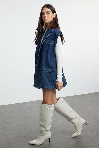 Trendyol Collection Blaue, zweireihige, lange, übergroße Jeansweste mit Schlitz auf der Rückseite TWOAW25YE00039