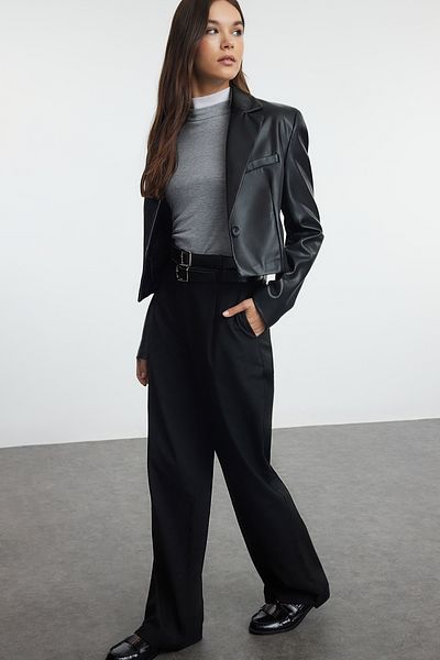 Trendyol Collection Schwarze, gerade geschnittene, gewebte Hose mit doppeltem Gürtel – TWOAW25PL00045