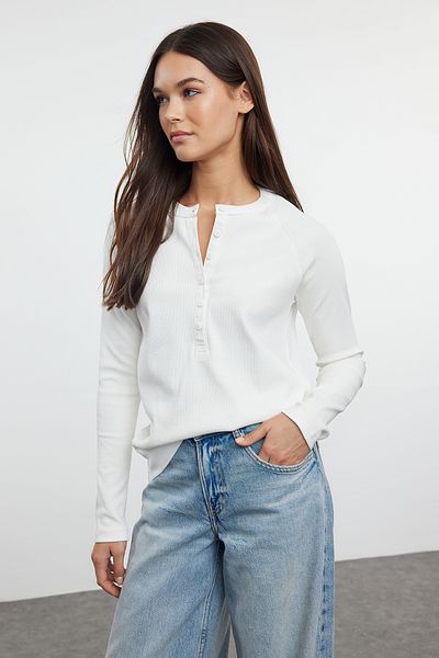 Trendyol Collection Flexible, kordelgebundene Strickbluse in Ecru – Normaler Schnitt, geknöpft – TWOAW25BZ00033