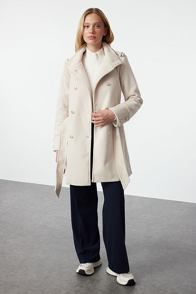 Trendyol Collection Měkký kabátek se zlatými knoflíky a kamenným páskem - Twoaw24kb00006
